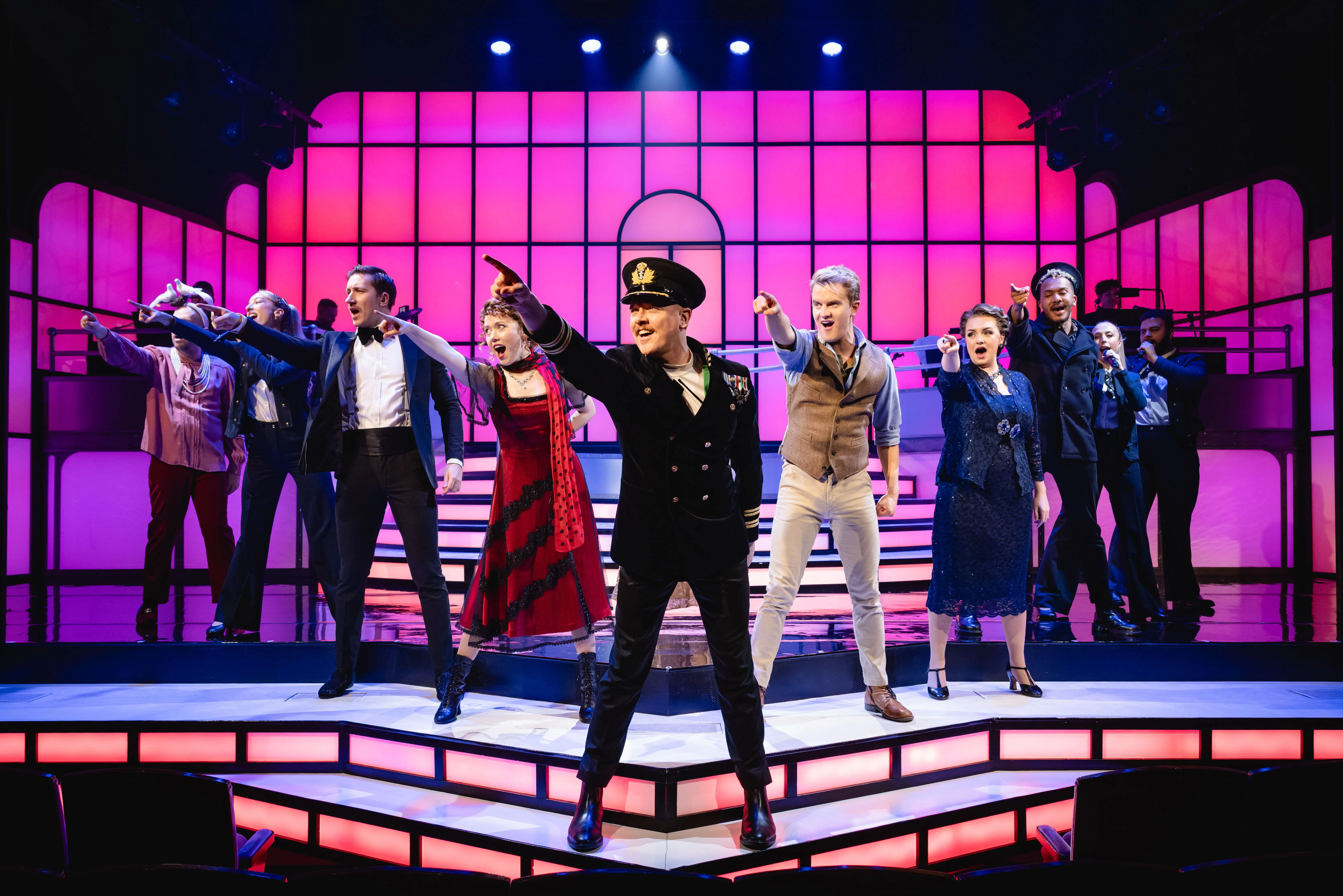 Tom Allen as Ruth with the cast of Titaníque, West End 2026